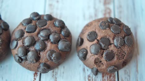 galletas de chispas de chocolate en un fondo de madera azul claro
