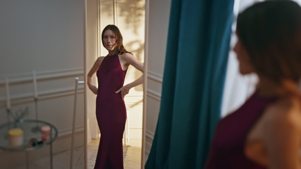 여자 파티 드레스 계획 의상 반사. 웃는 섹시 한 소녀 얻는