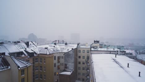 vista de la azotea del apartamento del día cubierto de nieve fría en st