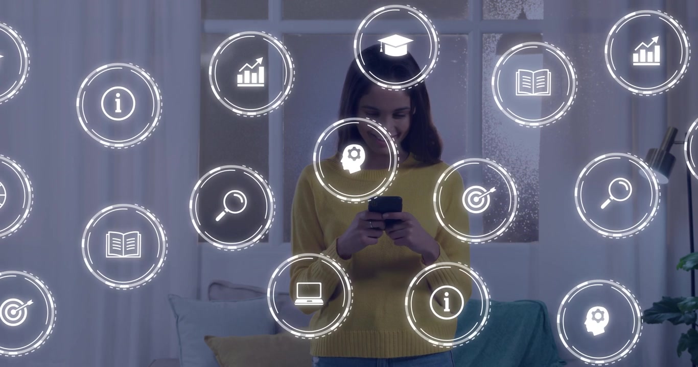 Donna adulta tiene in mano uno smartphone in salotto, scorrendo per studiare e richiamando icone educative.