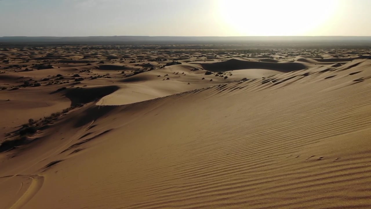 Volo di drone a bassissima quota sopra le dune del deserto di Merzouga in Marocco. Vista aerea.