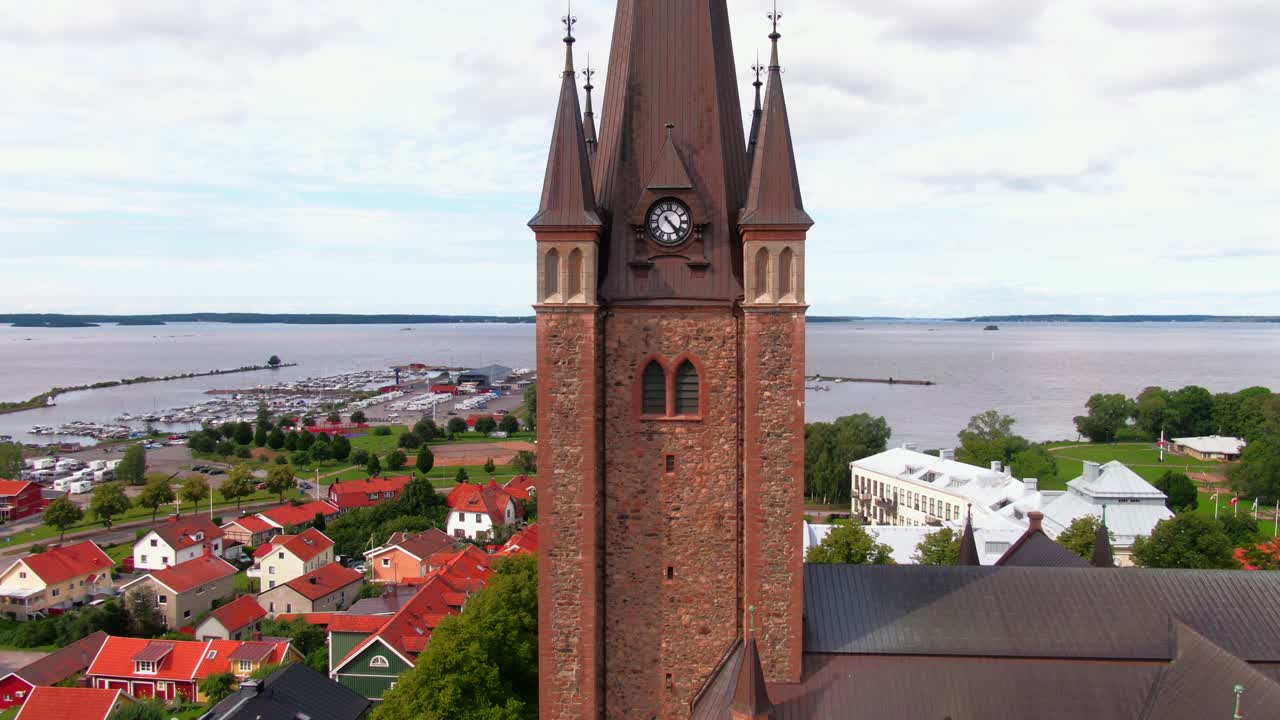 Maestosa ripresa aerea della chiesa centrale di Mariestad in Svezia. Inclinazione verso il basso in direzione delle acque e del porto turistico