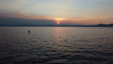 toma de ángulo bajo de drones de la puesta de sol en el agua en el lago tahoe en nevada
