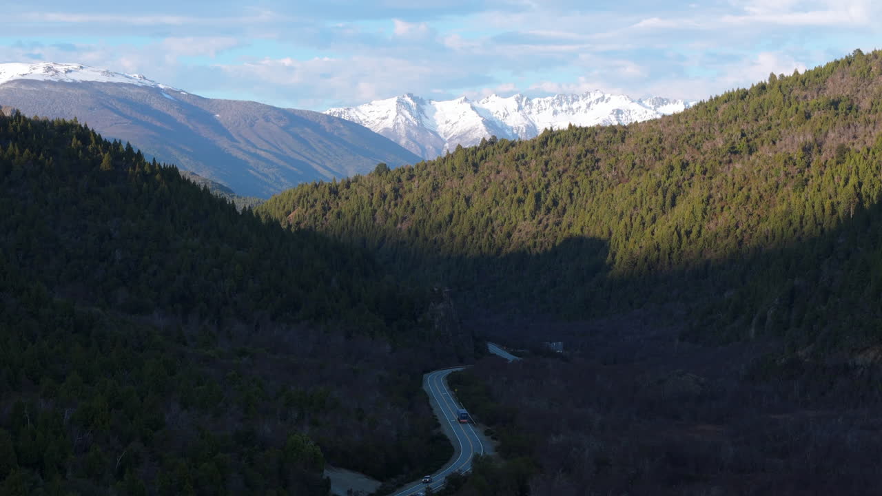 panorámico camino de montaña que serpentea a través de un valle exuberante, bariloche a esquel, argentina