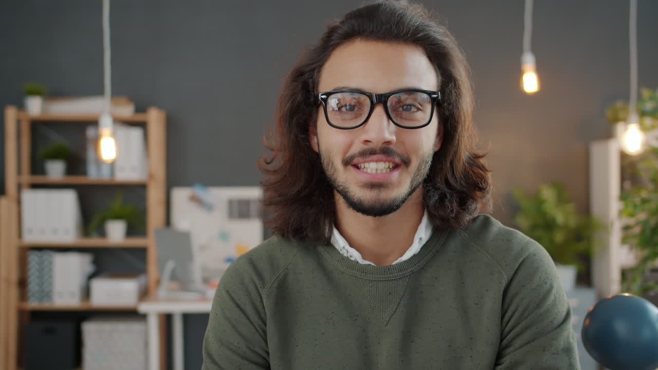 hombre sonriente en la oficina