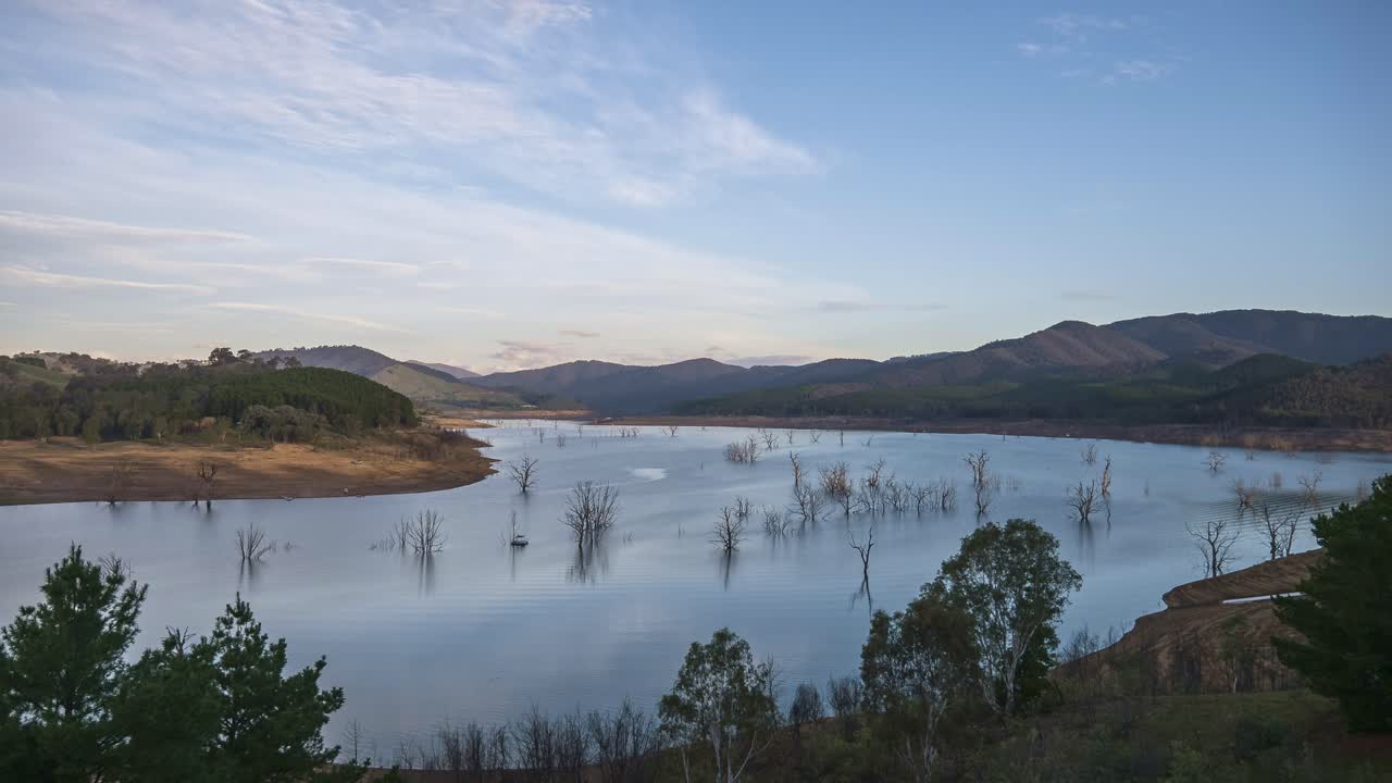 Timelapse nel tardo pomeriggio sul Lago Eildon vicino a Mansfield, Victoria, Australia, giugno 2019.
