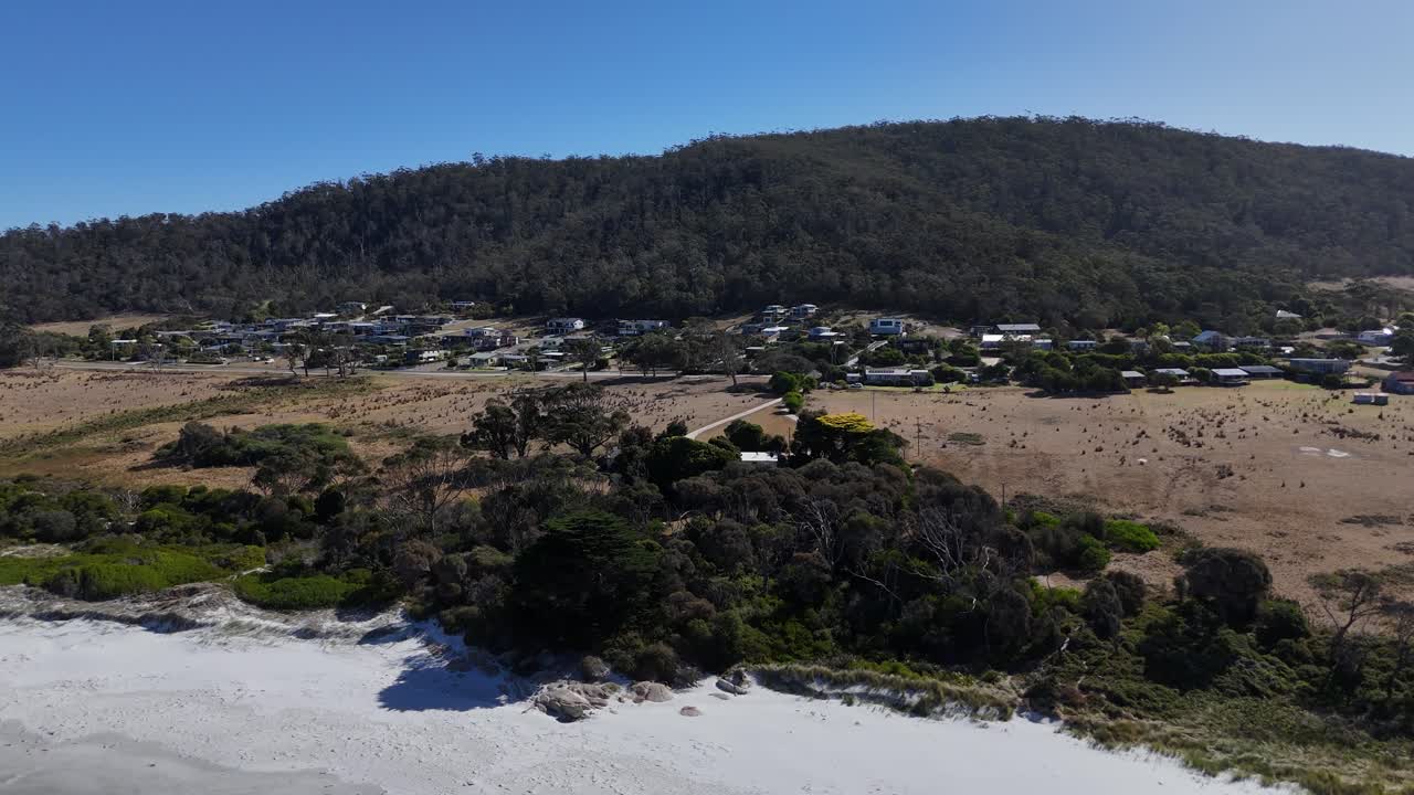 vista aérea de la ciudad de bicheno y la playa de arena blanca en tasmania, australia