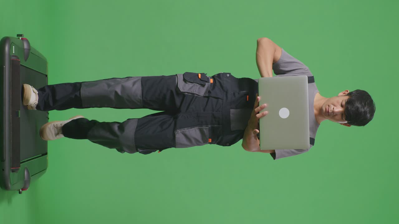 técnico en la cinta de correr con una computadora portátil