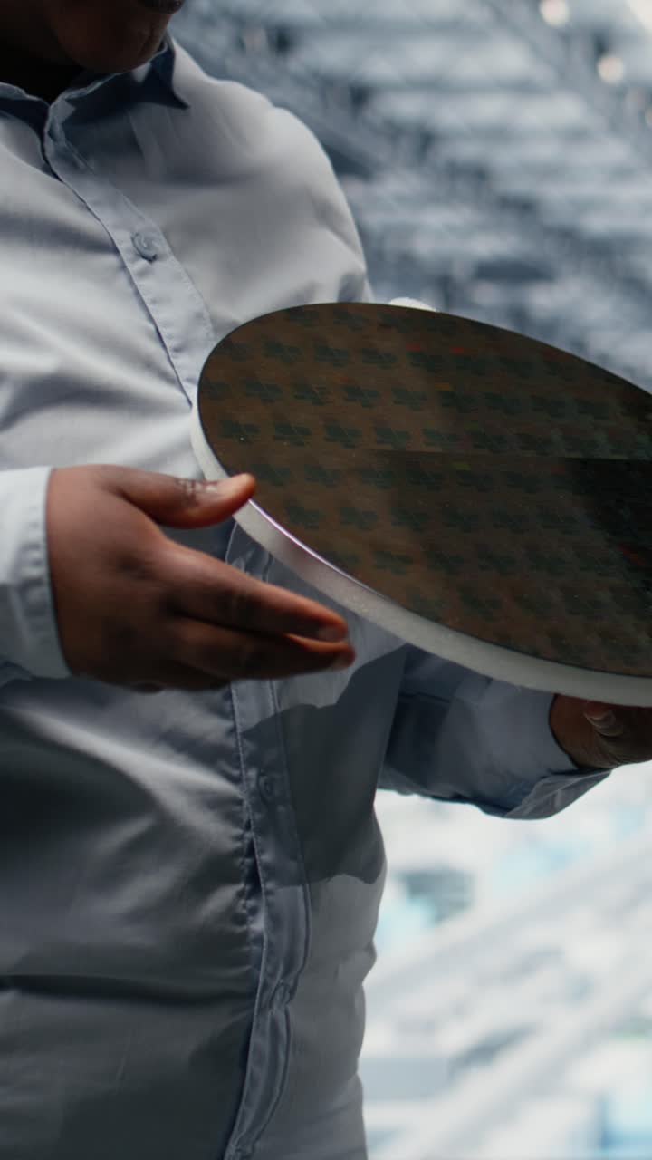 Video verticale Donna e collega in un impianto di produzione di wafer di silicio che discutono