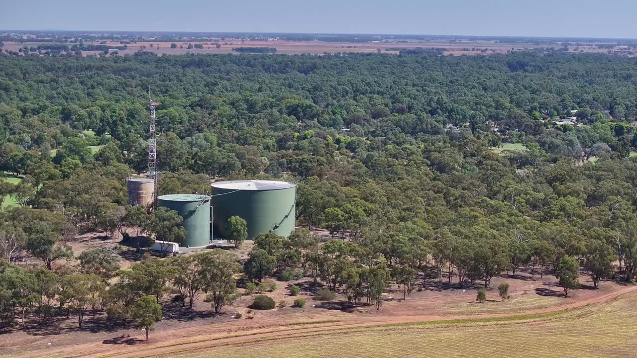 una rebanada de la australia rural donde las comodidades de la ciudad se encuentran con paisajes abiertos en la distancia