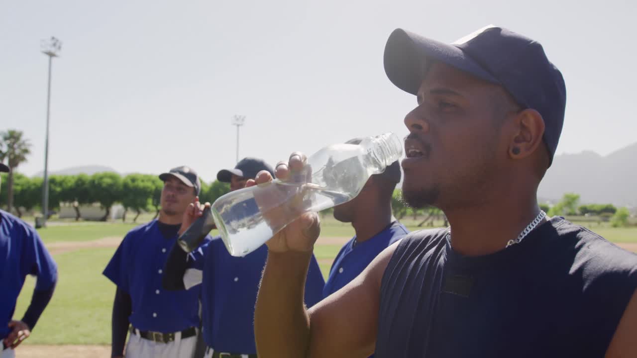 jugador de béisbol bebiendo agua