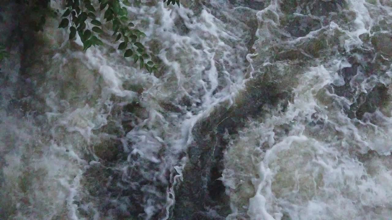 медленное движение быстрый поток воды, речной поток