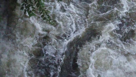 corriente de agua rápida en cámara lenta, corriente de río