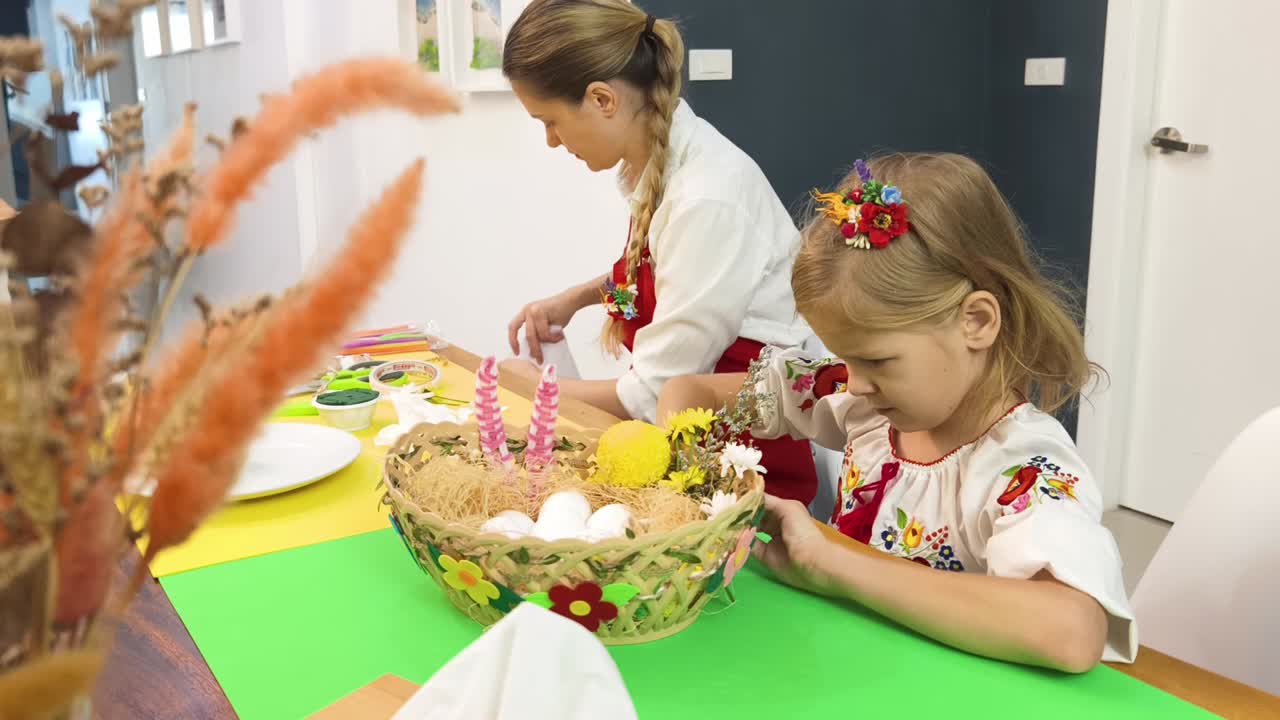 madre e hija decorando huevos de pascua