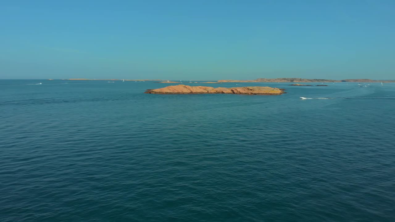 스웨덴의 푸른 잔잔한 바다의 멋진 풍경 - 스웨덴 리세킬에 있는 stångehuvud 등대의 공중 촬영