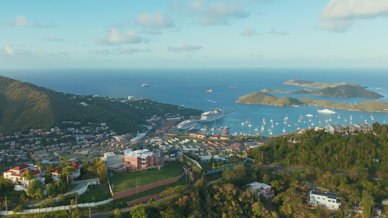 Veduta aerea panoramica di Charlotte Amalie, capitale e porto di St. Thomas nelle Isole Vergini Americane.