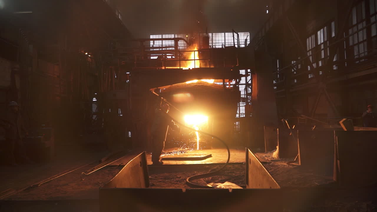 녹은 금속 을 는 철강 공장 노동자