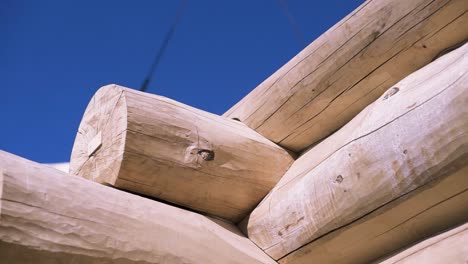 detalle de la construcción de la cabaña de madera