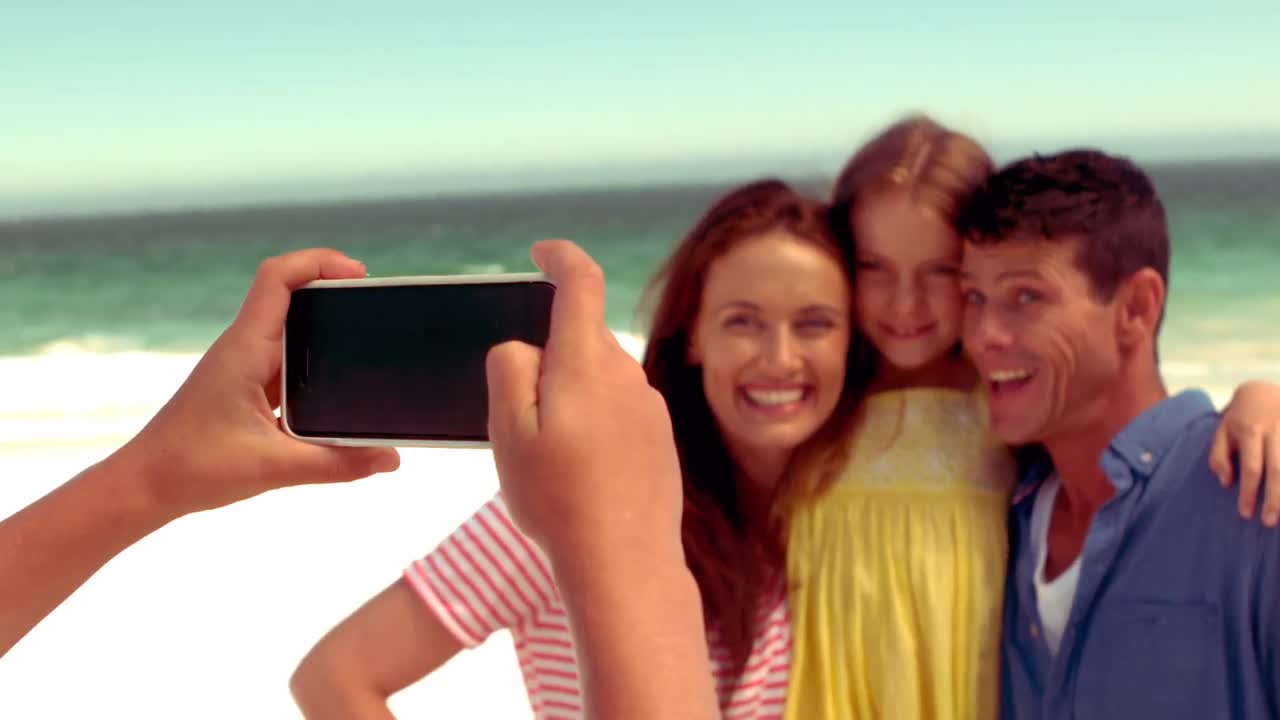 familia feliz tomando fotos