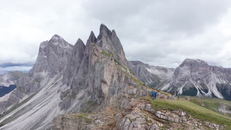 Wanderer-Im-Malerischen-Und-Dramatischen-Seceda,-Naturpark-Puez-Geisler,-Dolomiten