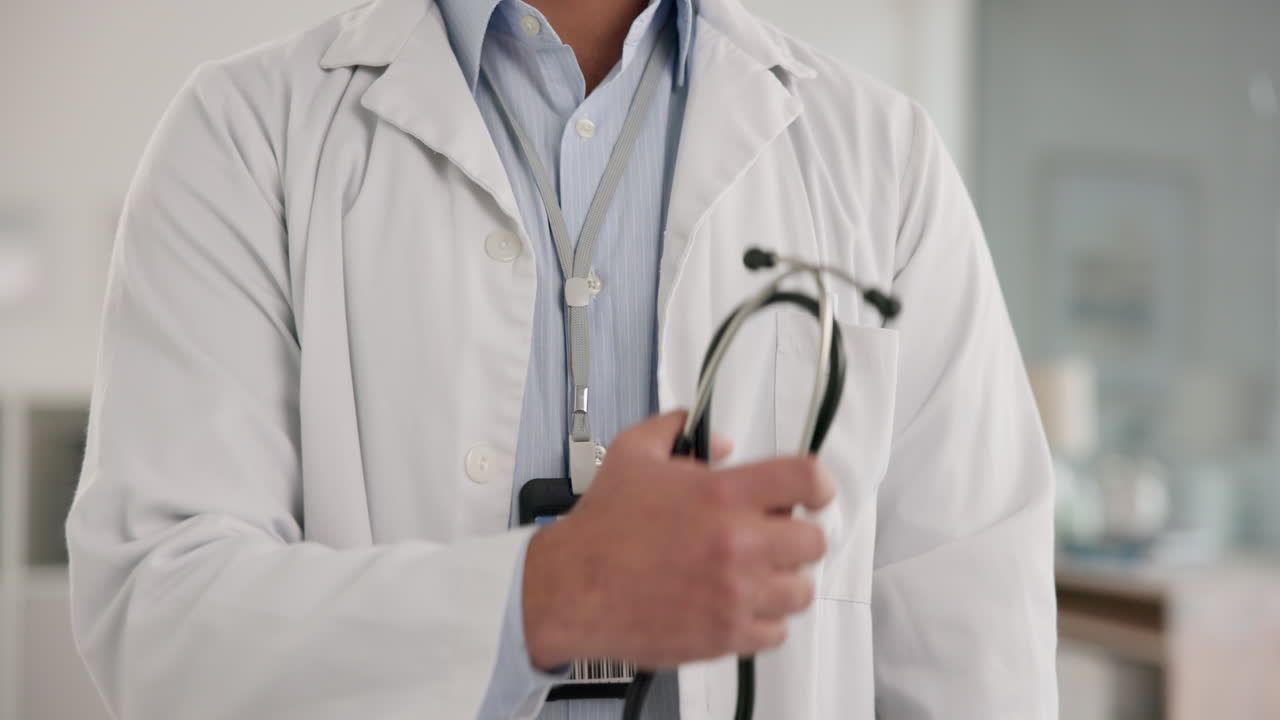 un dottore con uno stetoscopio