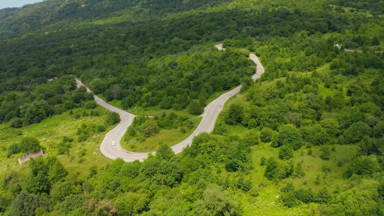 vista aérea de la carretera forestal de montaña en el campo en la región de kakheti en georgia