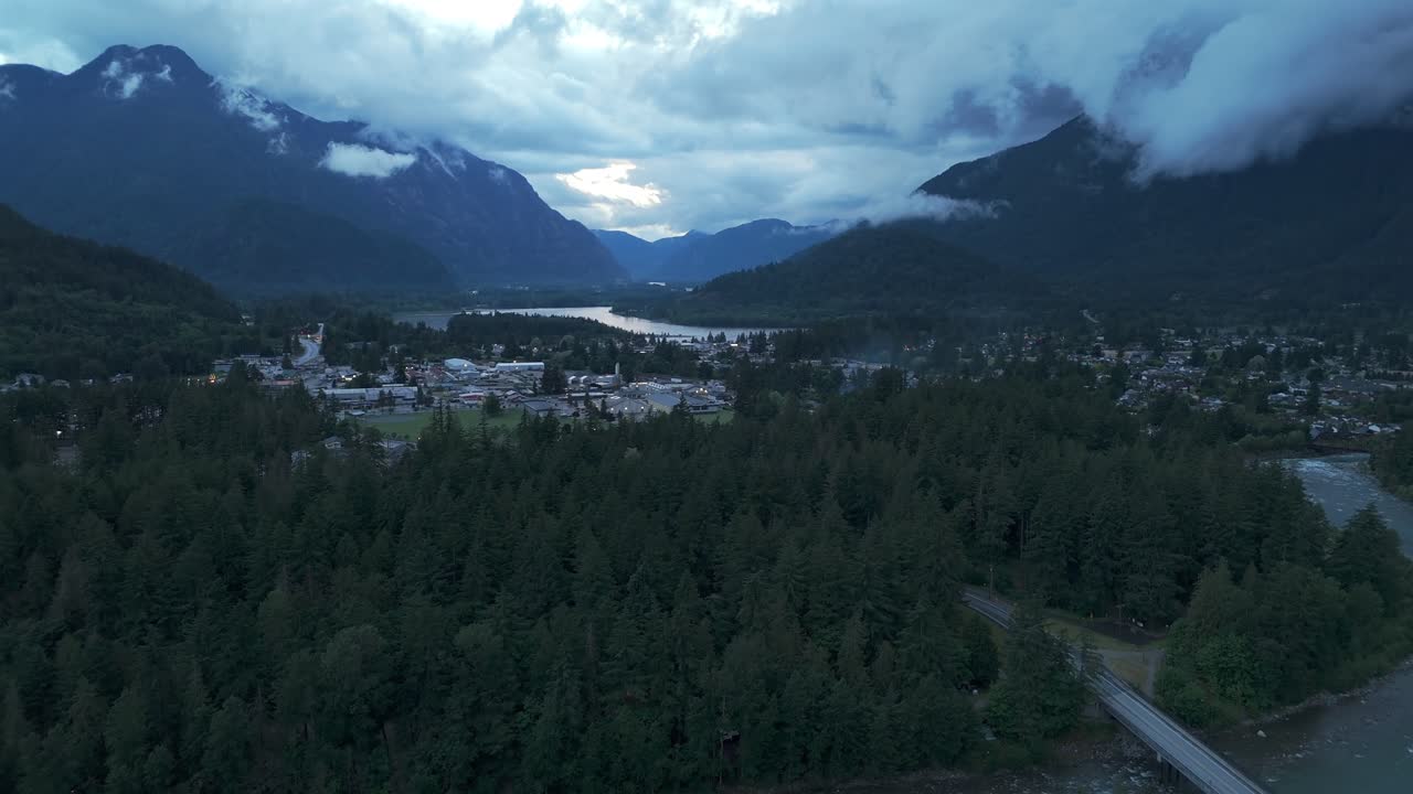 Luftfoto af fyrreskov i Hope, BC, Canada.