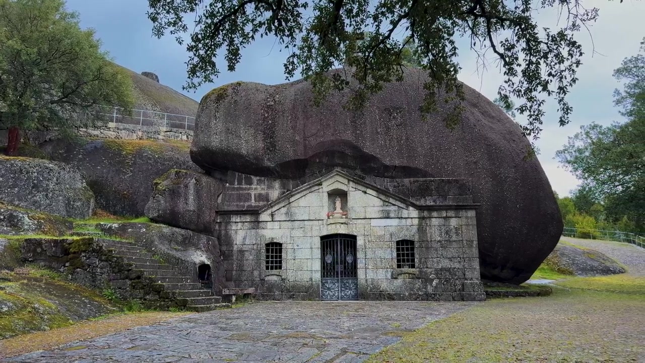 O Santuário de Nossa Senhora da Lapa, uma capela de pedra construída sob um enorme bloco de granito em Soutelo, Portugal.