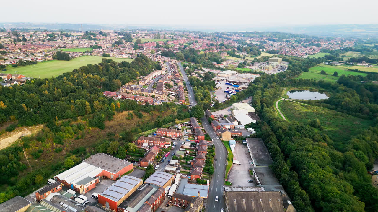 explore la fama de la finca del consejo de dewsbury moore a través de impresionantes imágenes aéreas capturadas por drones, destacando las típicas viviendas urbanas británicas, casas adosadas de ladrillo rojo y la vista industrial de yorkshire