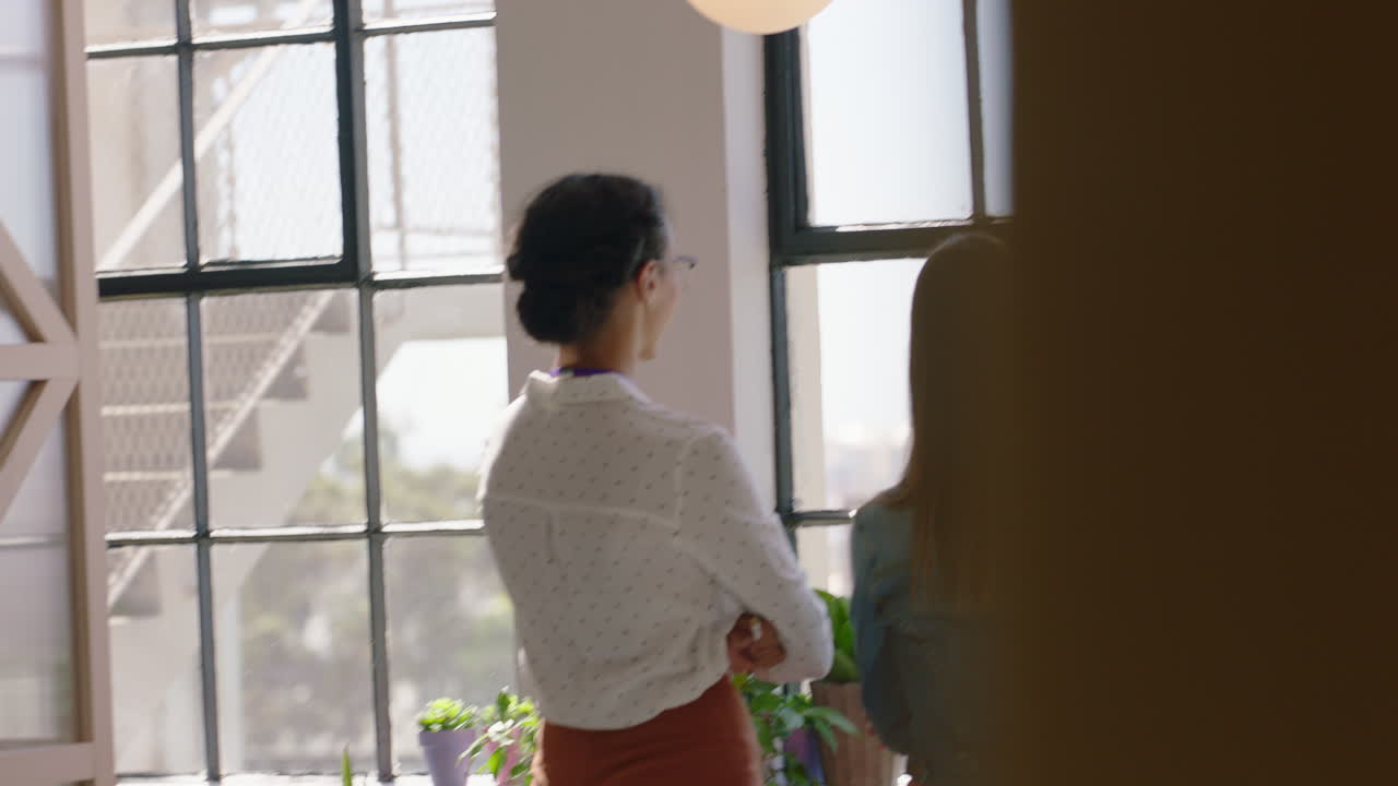 성공적인 건설 프로젝트에 참여한 기업인, 여성 건축가, 파트너, 손을 잡고, 지원을 공유하고, 현대적인 사무실에서 팀워크를 즐기는