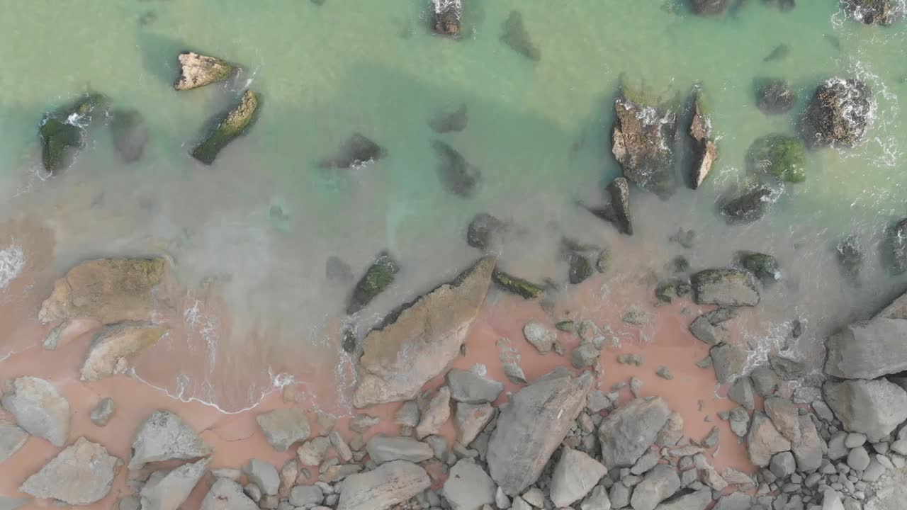 Vista aerea di onde che si infrangono sulla spiaggia di Jiwani in Baluchistan