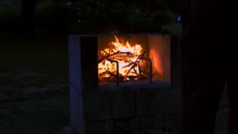 Lagerfeuer-Mit-Feuer-Auf-Einem-Steingrill-Im-Dunkeln-In-Zeitlupe