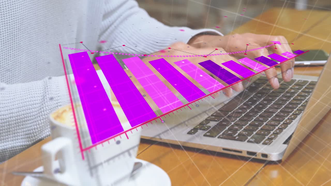 animación de un gráfico financiero sobre un hombre biracial usando una computadora portátil