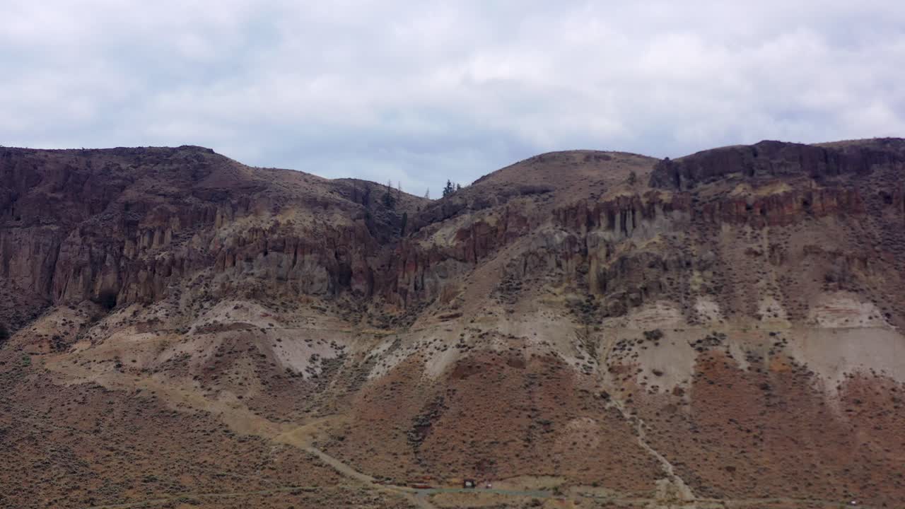 aviones no tripulados vuelan sobre formaciones rocosas de otro mundo cerca de kamloops, columbia británica