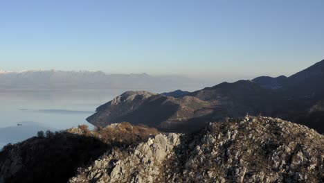 antena - cielo azul claro en las montañas alrededor del lago skadar, montenegro, descenso