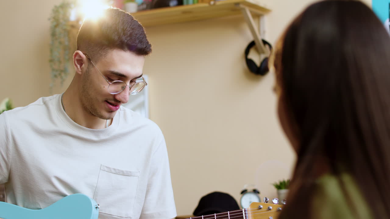 amigos improvisando una canción