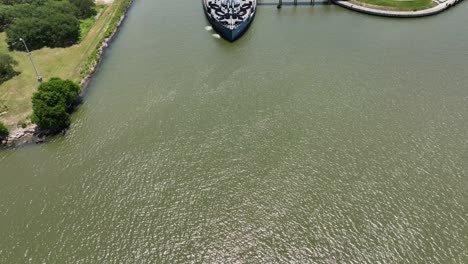 Uss-Texas-Y-El-Monumento-A-San-Jacinto-En-El-Parque-Estatal-Del-Campo-De-Batalla-De-San-Jacinto-En-Laporte,-Texas