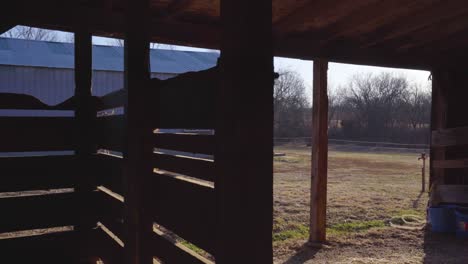 una toma panorámica a través de un antiguo granero de madera