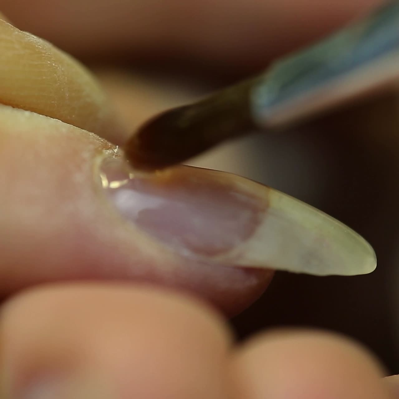 mujer haciendo manicura