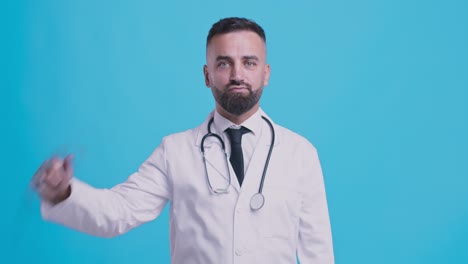 el médico expresa su desaprobación