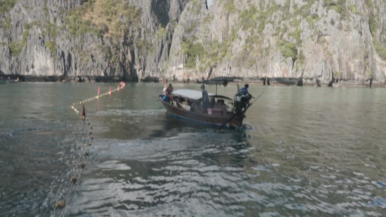 좋은 날씨와 크리스탈 은 파란색과 색 물과 산 - 마야 만 태국 보트 탐험 관광객