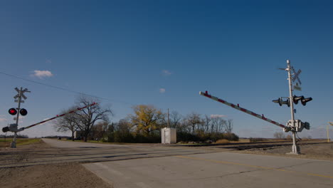 American-level-crossing-signal,-rural--USA