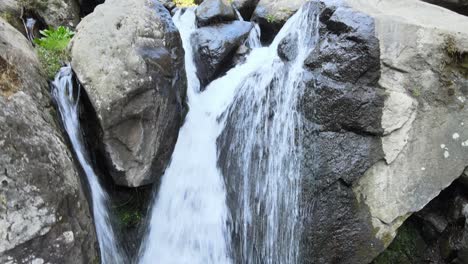 Pequeña-Cascada-En-Medio-Del-Bosque