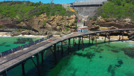 Verfallener-Pier-An-Der-Australischen-Küste,-Catherine-Hill-Bay,-Luftbild