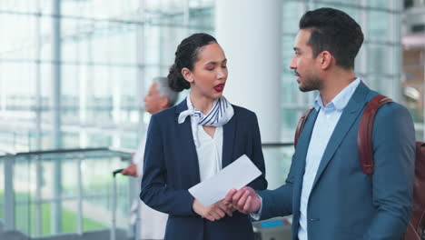 Mujer,-Hombre-De-Negocios-Y-Billete-De-Avión-Con-Aeropuerto.