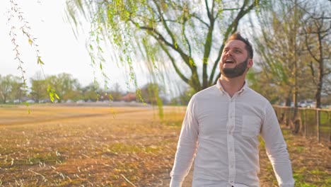 Cantante-Adulto-Hombre-Cantando-Bajo-Un-Sauce-Llorón-En-Un-Campo-De-Oro-En-Washington-Dc-Durante-Una-Hermosa-Puesta-De-Sol