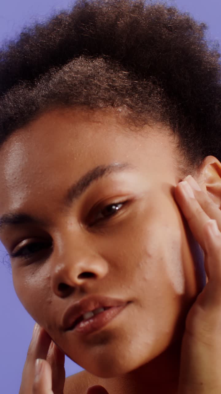 Retrato de uma mulher cuidando da pele