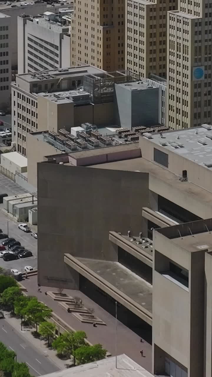 Vista del centro de Dallas desde arriba, donde se ven edificios y aparcamientos