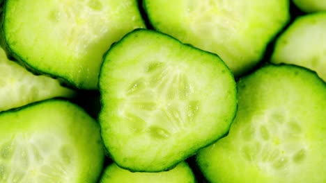 una rebanada de pepino verde fresco. increíble fondo macro vegetariano con textura vibrante