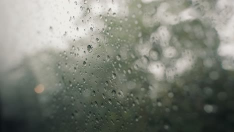 창문 유리 위에 방울이 떨어집니다.